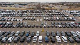 Los vehículos recientemente fabricados están estacionados a la espera de su envío cerca de la planta de ensamblaje de Ford en Oakville, Ontario.