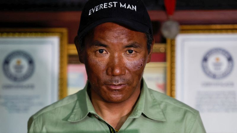 Непалски водач шерп изкачи върха на връх Еверест за рекорден