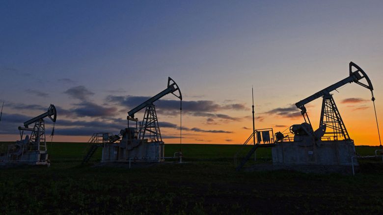 A view shows oil pump jacks outside Almetyevsk in the Republic of Tatarstan, Russia June 4, 2023. REUTERS/Alexander Manzyuk