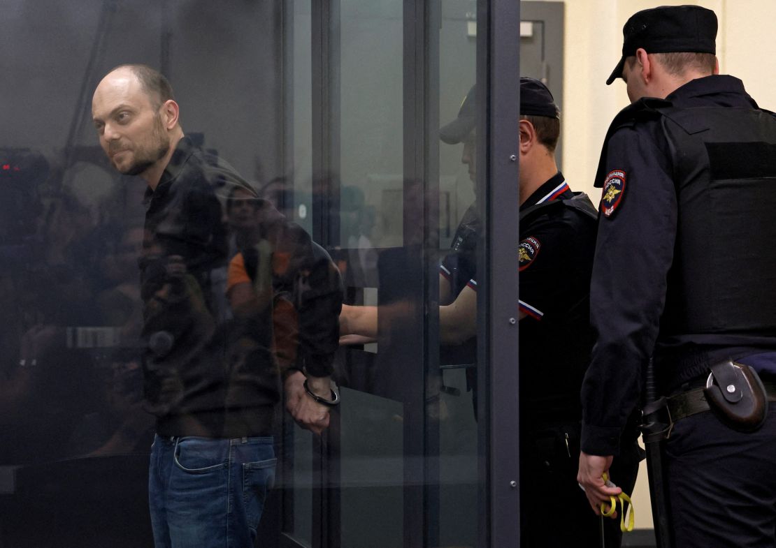 A police officer puts handcuffs on Kara-Murza during a court hearing to consider an appeal against his prison sentence in Moscow on July 31, 2023.
