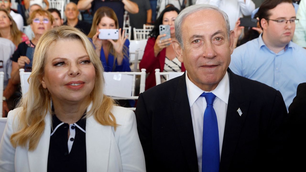 Israeli Prime Minister Benjamin Netanyahu, flanked by his wife Sara Netanyahu, attends an inauguration event for Israel's new light rail line for the Tel Aviv metropolitan area, in Petah Tikva, Israel, August 17, 2023. REUTERS/Amir Cohen