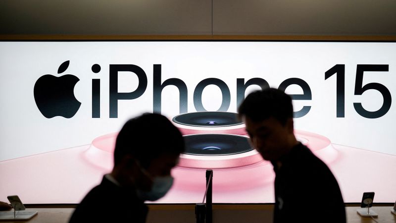 Продажбите на смартфони на Apple се сринаха със зашеметяващите 10%