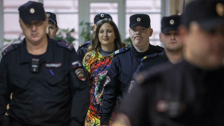 FILE PHOTO: Artist Alexandra (Sasha) Skochilenko, who is charged with spreading false information about Russia's armed forces by means of replacing supermarket price tags with slogans protesting against the country's military campaign in Ukraine, is escorted by police officers before a court hearing in Saint Petersburg, Russia, November 14, 2023. REUTERS/Anton Vaganov/File Photo