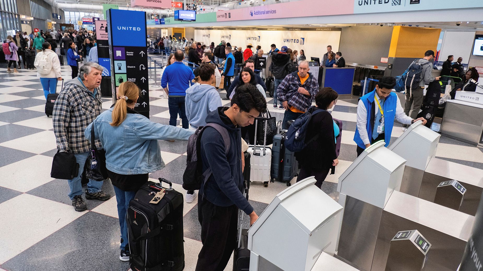 US airports on track for ‘busiest-ever’ Thanksgiving season | CNN