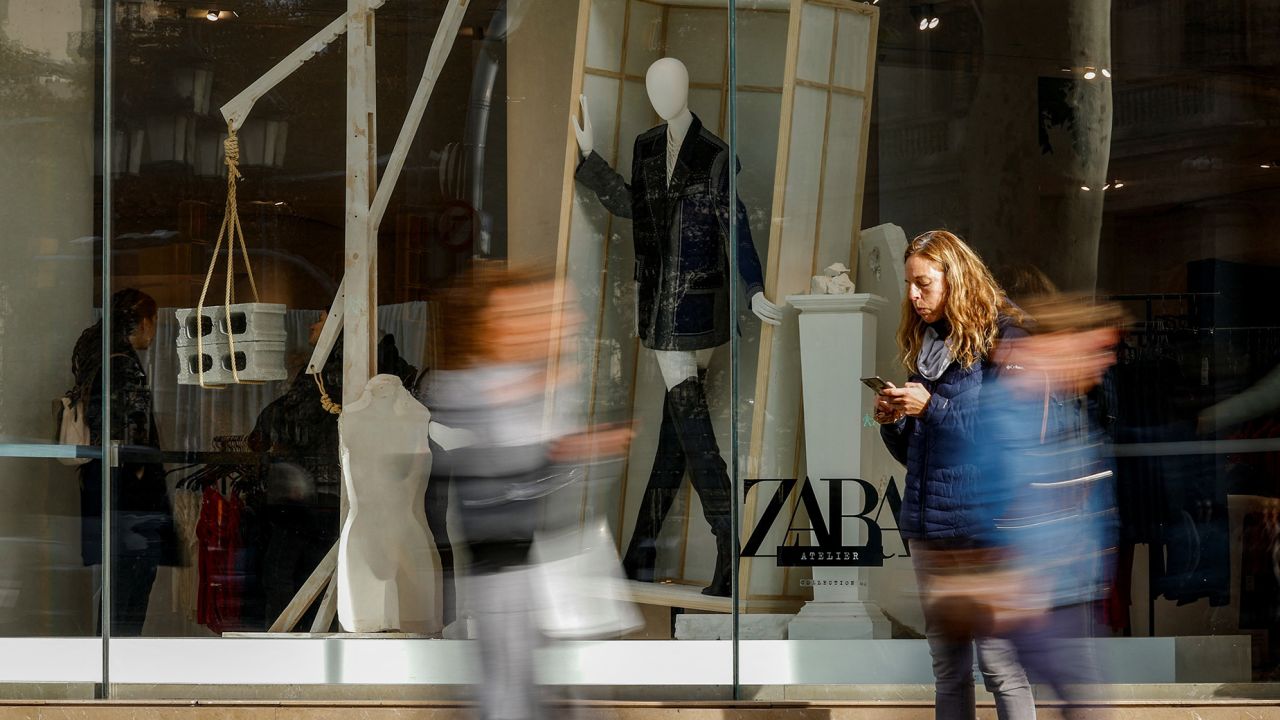 People walk past a Zara shop window at Passeig de Gracia in Barcelona, Spain, December 11, 2023. REUTERS/ Albert Gea