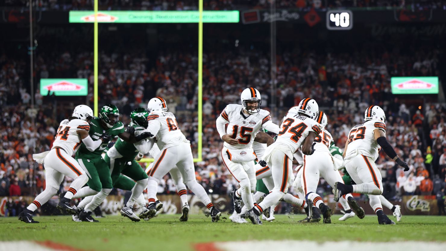 Cleveland Browns quarterback Joe Flacco (15) hands off to running back Jerome Ford (34) during the first half against the New York Jets at Cleveland Browns Stadium on Dec 28, 2023.