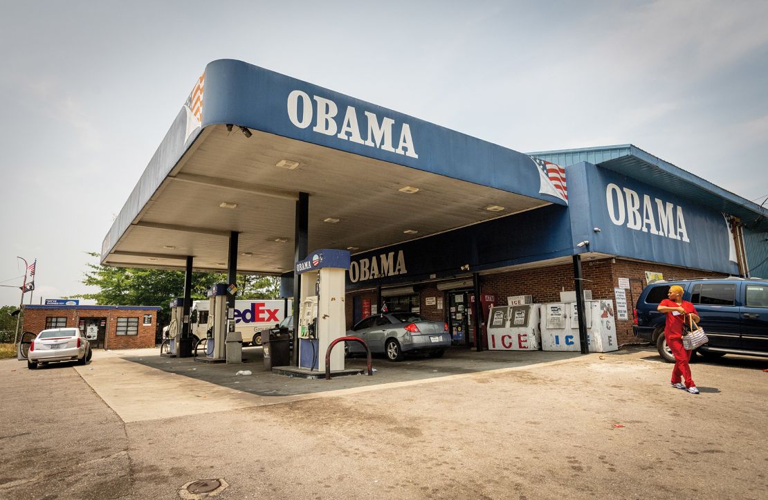 O posto de gasolina Obama em Columbia, Carolina do Sul, recebeu esse nome em 2008, após as eleições gerais, devido ao apoio da comunidade à campanha do presidente Obama.