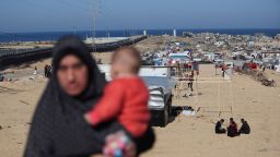 Displaced Palestinians, who fled their houses due to Israeli strikes, seek shelter near the border with Egypt, in Rafah in the southern Gaza Strip, January 7, 2024. REUTERS/Ibraheem Abu Mustafa