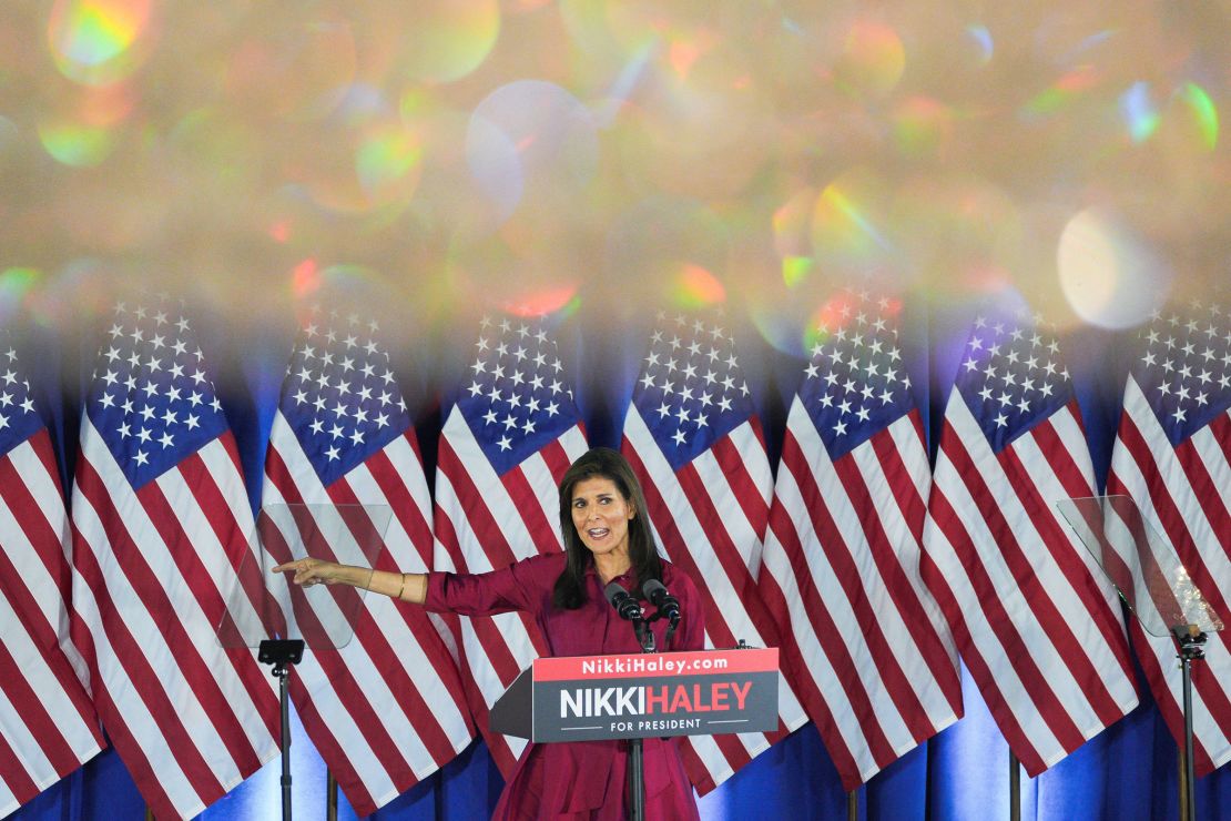 La exgobernadora de Carolina del Sur, Nikki Haley, habla ante la multitud en una fiesta nocturna del caucus en West Des Moines el 15 de enero de 2024.