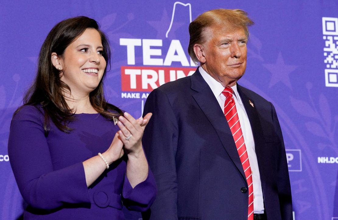 Trump en New Yorkse vertegenwoordiger Elise Stefanik wonen een bijeenkomst bij in Concord, New Hampshire, op 19 januari 2024.