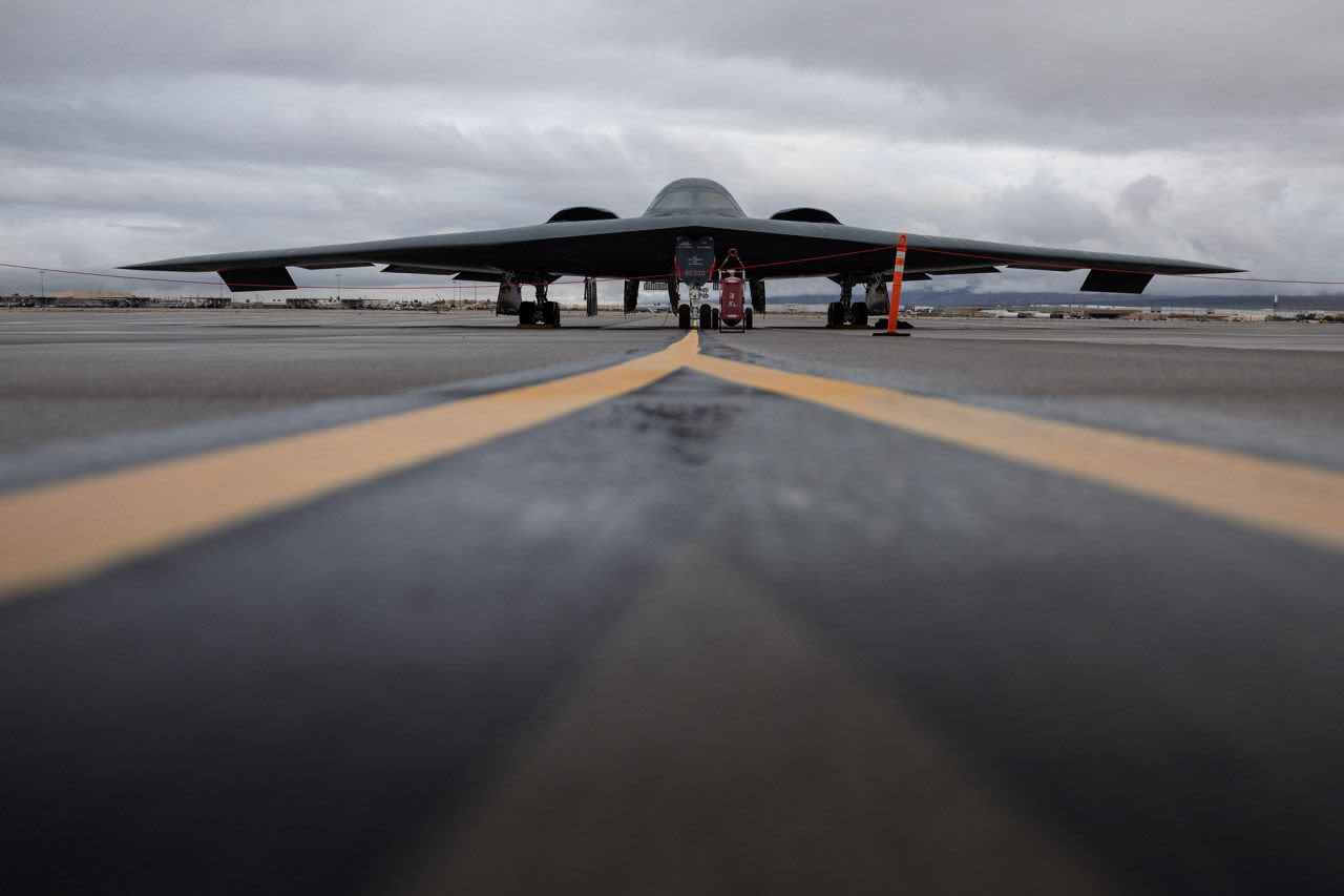 Un bombardero B-2 Spirit de la Fuerza Aérea de EE. UU. durante un ejercicio militar anual Red Flag en Nevada, el 23 de enero de 2024.