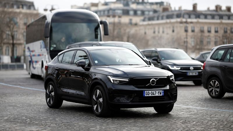 Die Parkgebühren für Allradfahrzeuge in Paris haben sich verdreifacht, da die Wähler die Initiative des Bürgermeisters der Stadt unterstützen