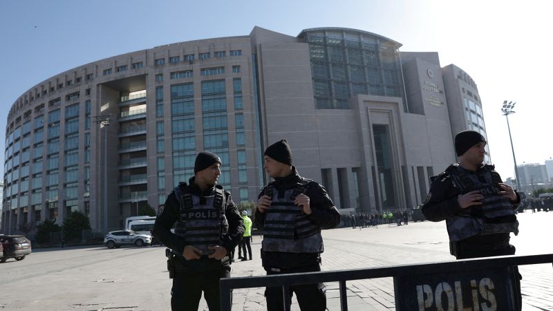 Нападателите са убити по време на нападение срещу главната сграда на съда в Истанбул