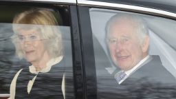 Vua Charles và Hoàng hậu Camilla của Anh rời Nhà Clarence, một ngày sau khi có thông báo Vua Charles được chẩn đoán mắc bệnh ung thư, ở London, Anh, ngày 6/2/2024.REUTERS/Toby Melville