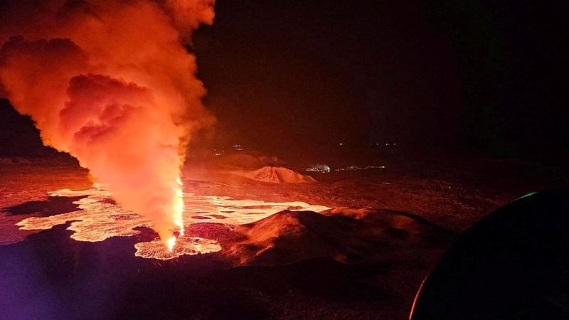 Вулканът в Исландия изригва отново, разтопени камъни бълват от пукнатини