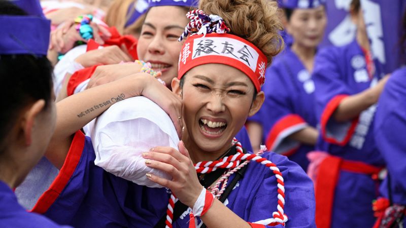 Участието на жените в „гол фестивал“ е знак за това как стареенето налага промени в ориентираните към мъжете японски традиции
