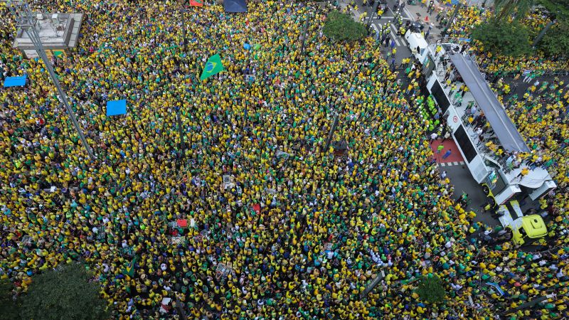 Бившият бразилски президент Жаир Болсонаро в неделя поведе голям митинг