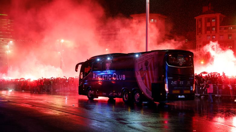 Soccer Football - Copa del Rey - Semi Final - Second Leg - Athletic Bilbao v Atletico Madrid - San Mames, Bilbao, Spain - February 29, 2024
Fans with flares greet the Athletic Bilbao team bus as it arrives outside the stadium before the match REUTERS/Vincent West