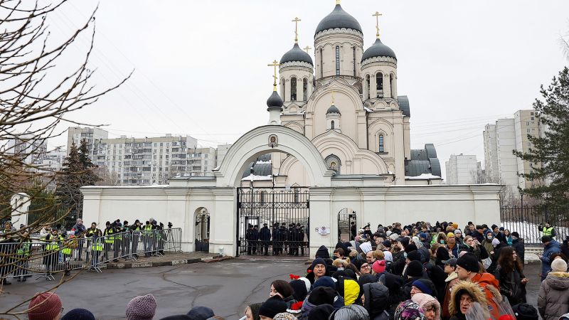 Опечалените се събират за погребението на Навални в Москва на фона на заплаха от арест