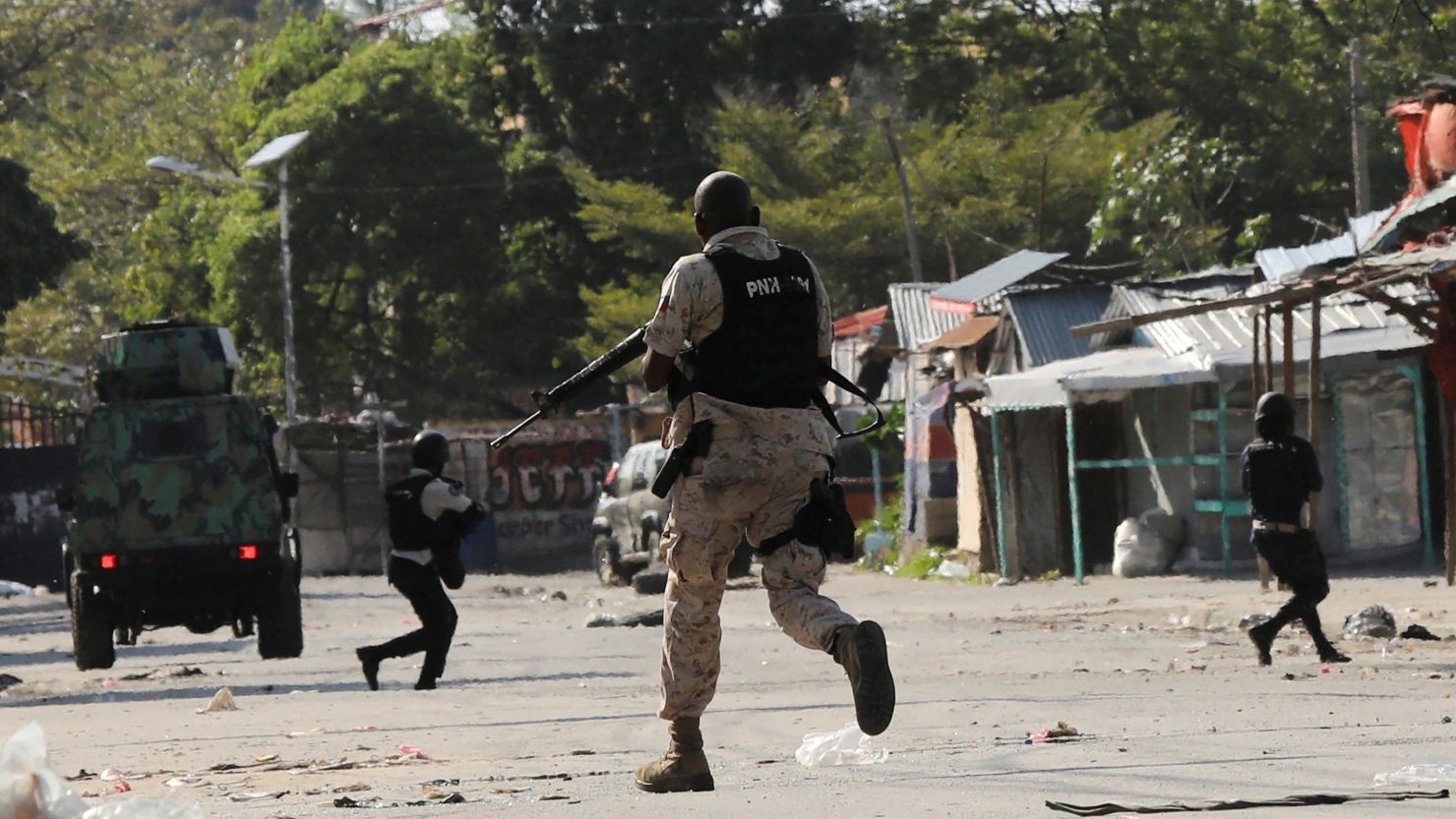 2024 оны 3-р сарын 1-нд Гаити улсын Порт-о-Пренс хотод Ерөнхий сайд Ариэль Хенригийн засгийн газрын эсрэг жагсаалын үеэр цагдаа нар гэмт бүлэглэлийнхэнтэй мөргөлдөж байна.