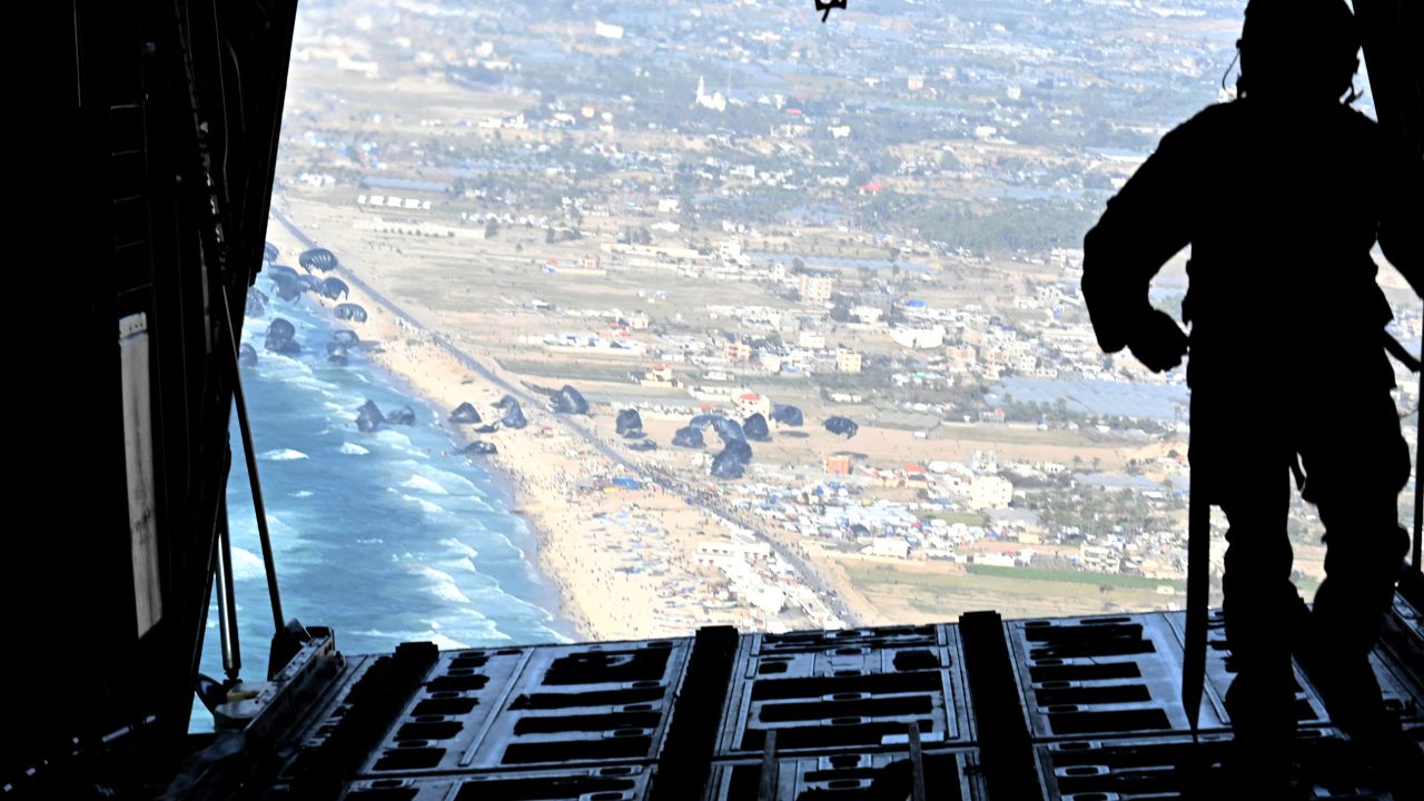 A US Air Force loadmaster releases humanitarian aid pallets over Gaza on March 2, 2024.