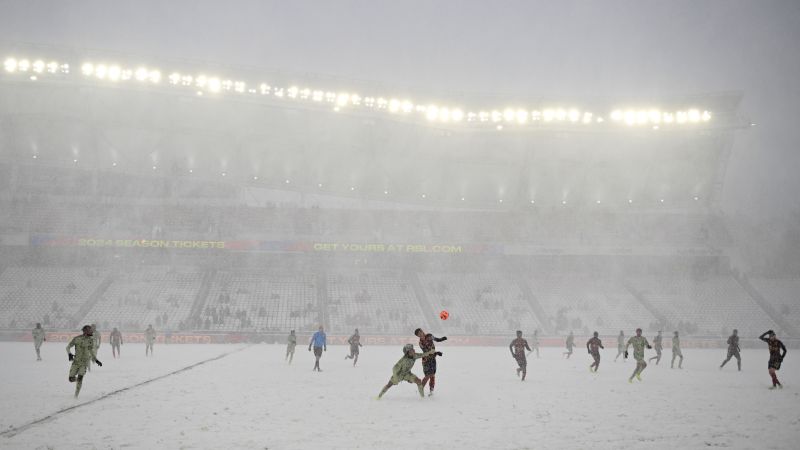 Pelatih LAFC mengutuk pertandingan MLS yang dimainkan di salju tebal sebagai 'aib mutlak'
