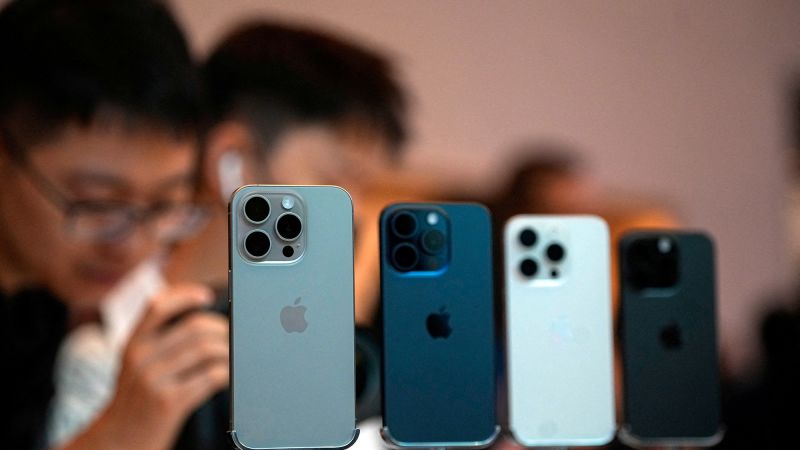 Продажбите на iPhone на Apple падат с 24% в Китай на фона на конкуренция и насрещни ветрове