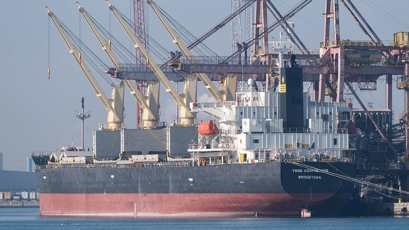 Членове на екипажа са убити за първи път при атака на хуси срещу търговски кораб в Червено море, твърдят американски служители