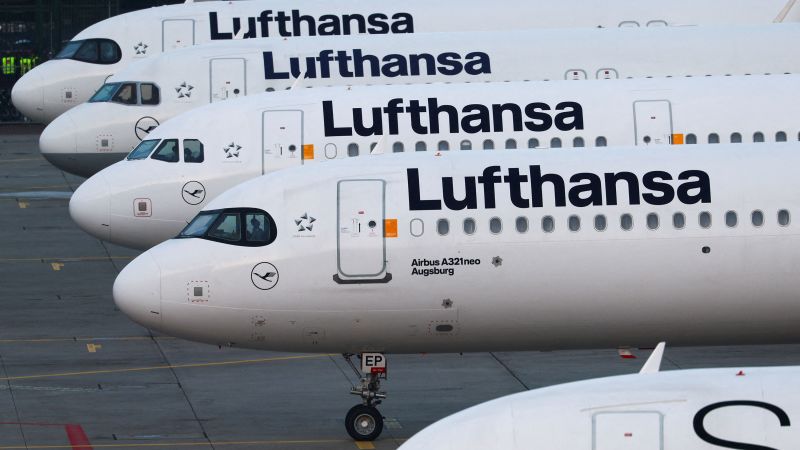 Най голямата авиокомпания в Германия предупреди че продължаващите стачки на хиляди