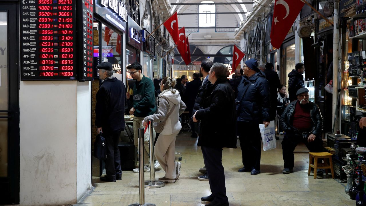 People wait in line outside a currency exchange office at the Grand Bazaar in Istanbul, Turkey March 7, 2024. REUTERS/Dilara Senkaya