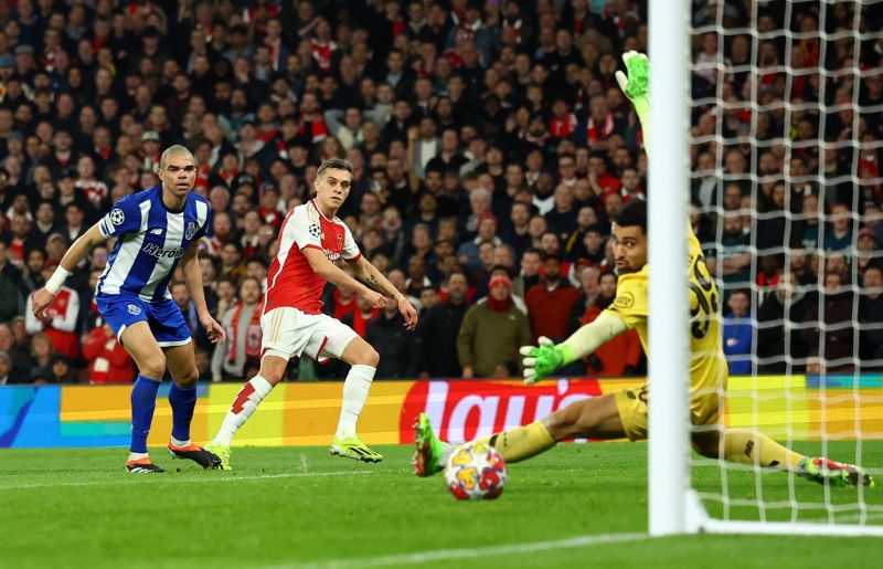 Soccer Football - Champions League - Round of 16 - Second Leg - Arsenal v FC Porto - Emirates Stadium, London, Britain - March 12, 2024 Arsenal's Leandro Trossard scores their first goal past FC Porto's Diogo Costa REUTERS/Hannah Mckay