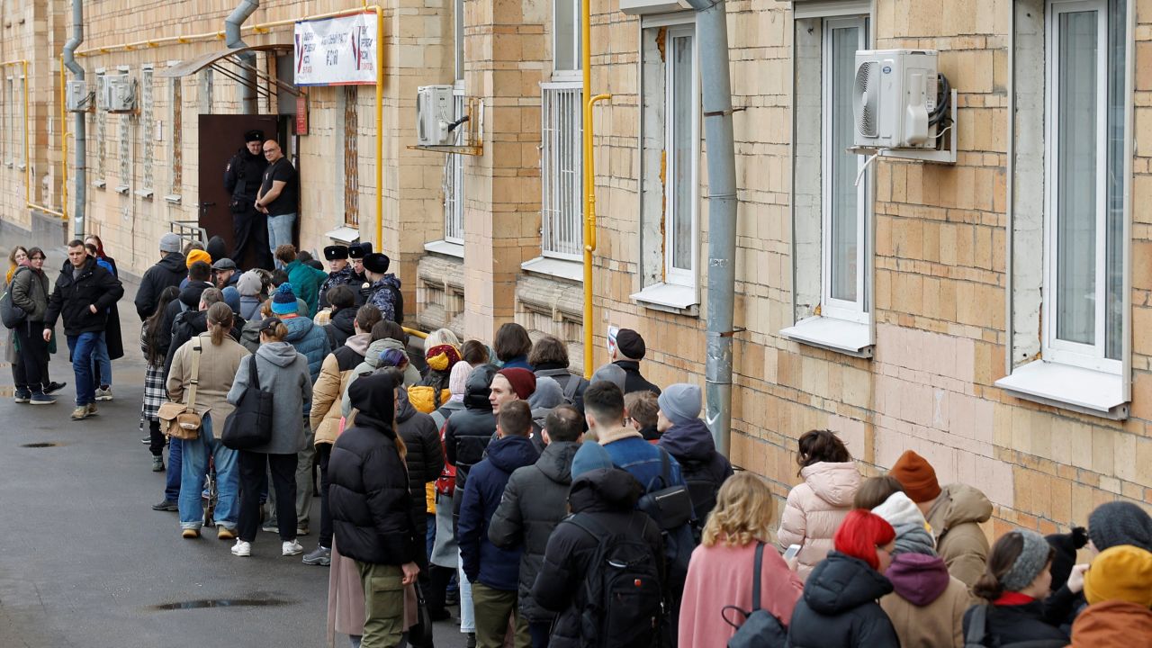 People stand in a line to enter a polling station around noon on the final day of the presidential election in Moscow, Russia, March 17, 2024. Yulia Navalnaya, widow of opposition leader Alexei Navalny, called on Russians to join an election day protest at noon on March 17 to vote against President Vladimir Putin or spoil their ballots. REUTERS/Maxim Shemetov