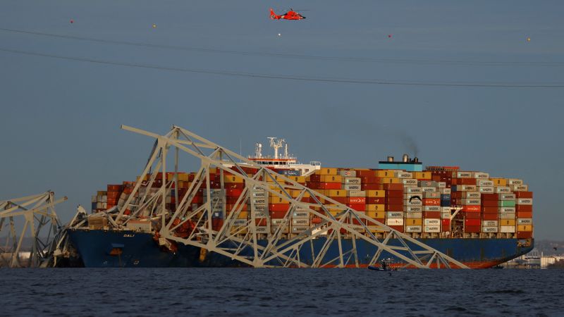 Най-големият кран на Източното крайбрежие ще помогне да се вдигнат до 4000 тона мост в Балтимор, висящ от товарен кораб