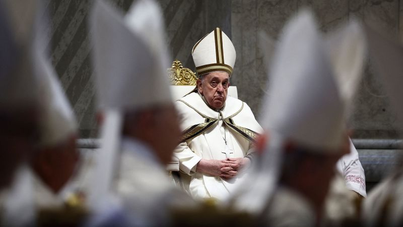 Папа Франциск нарушава традицията в годишния ритуал, като измива краката само на жени