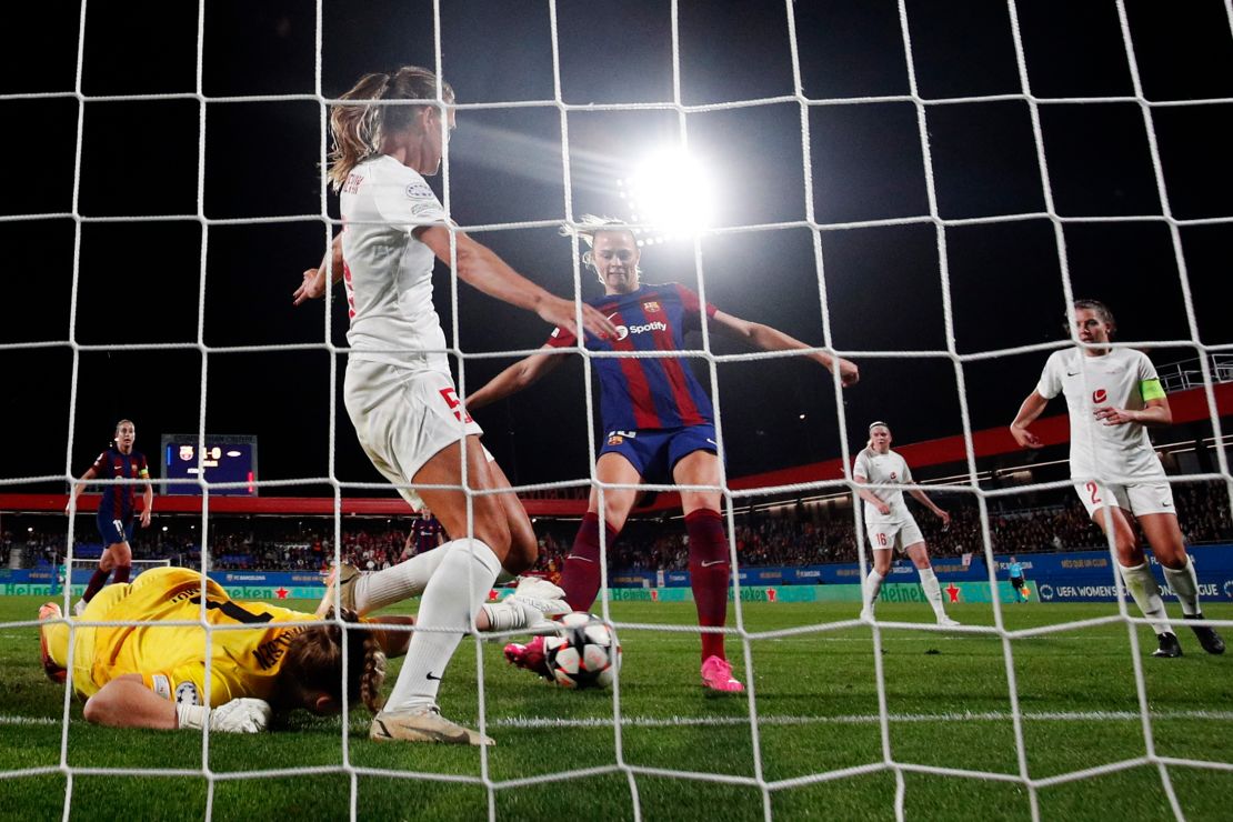 Fridolina Rolfö scores Barcelona's second goal.
