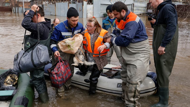 Наводнения заляха части от Русия и Казахстан след като третата