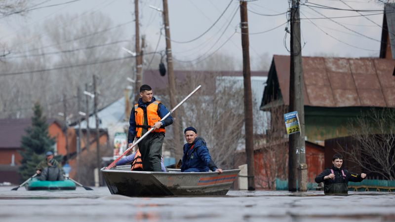 Inundações na Rússia: 'Evacuação em massa' ocorre à medida que as inundações pioram