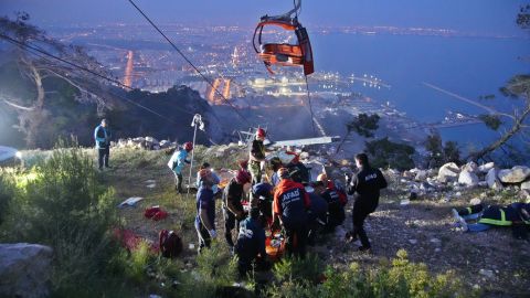 Members of Turkey's Disaster Management Authority (AFAD) take part in a rescue operation after a cable car cabin collided with a broken pole, in Antalya, Turkey, April 12, 2024. Ihlas News Agency via REUTERS ATTENTION EDITORS - THIS PICTURE WAS PROVIDED BY A THIRD PARTY. NO RESALES. NO ARCHIVES. TURKEY OUT. NO COMMERCIAL OR EDITORIAL SALES IN TURKEY.
