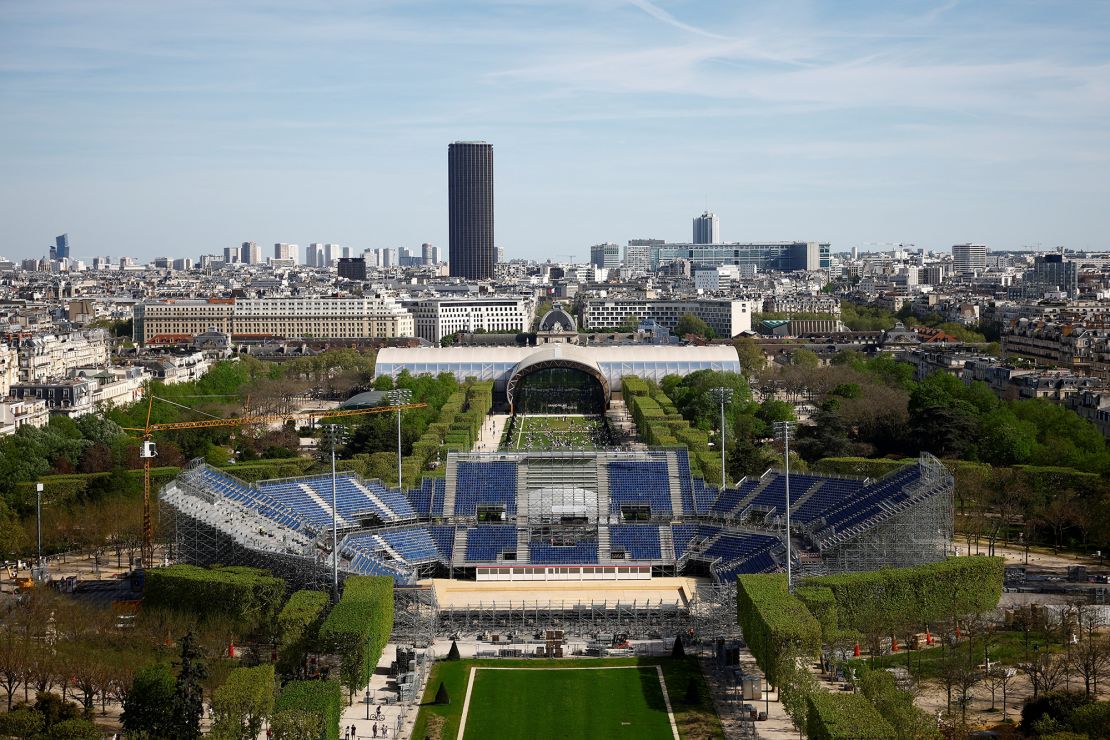 Pemandangan arena voli pantai dan Champ de Mars dari Menara Eiffel.