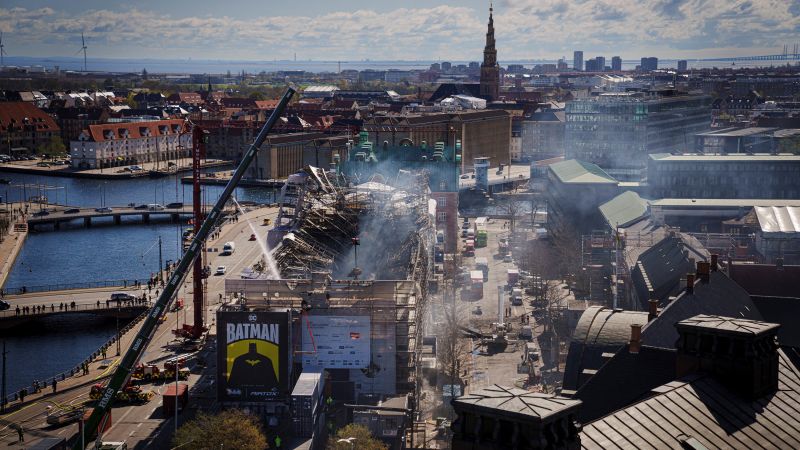 Копенхаген зашеметен от опустошителен пожар на борсата, докато полицията започва разследване на пламъците