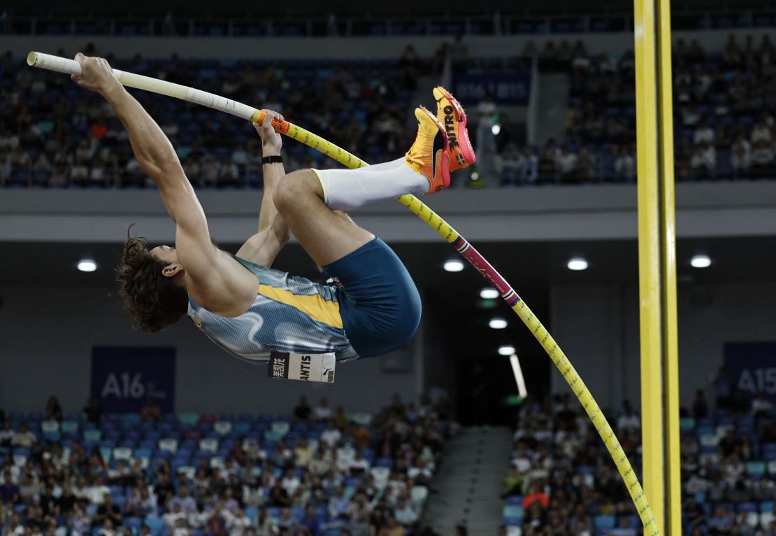Armand Duplantis set a new record of 6.24 meters.