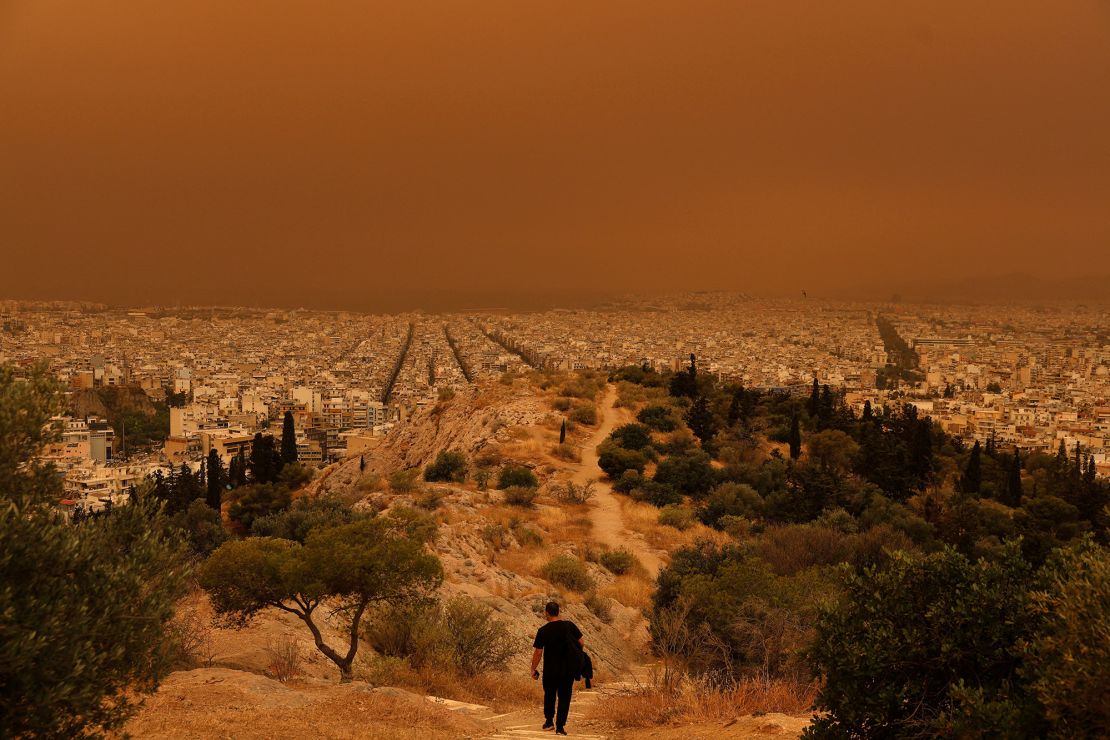 Mężczyzna schodzi ze wzgórza w stolicy Grecji.