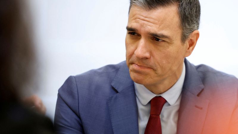 Санчес от Испания казва, че ще „обмисли“ дали да остане министър-председател, докато съдът разследва съпругата