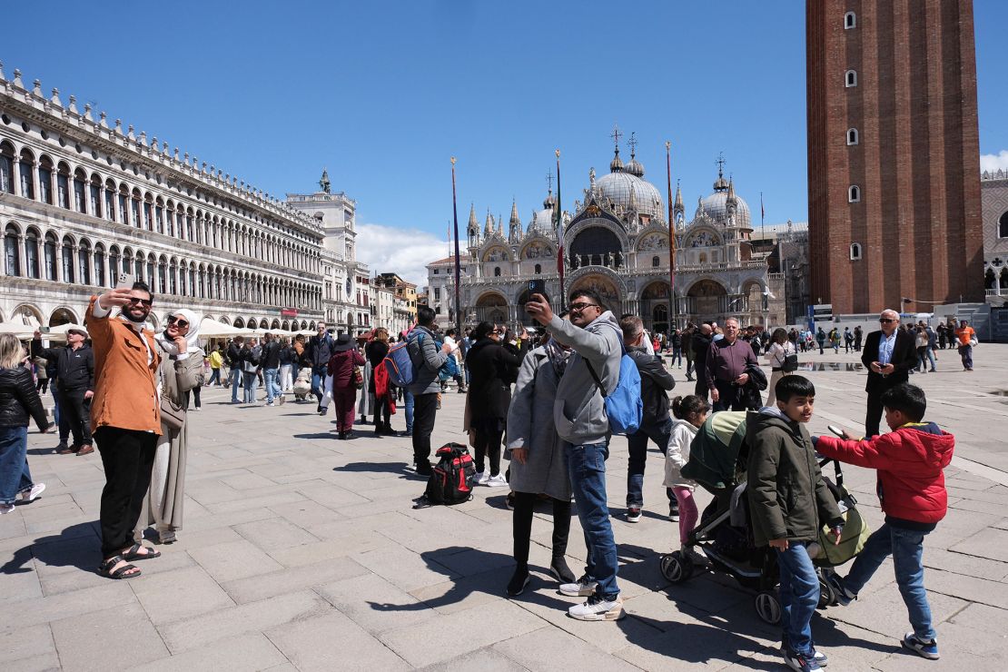 Tourists are so struck by Venice's beauty that they often forget to stay aware of their surroundings.