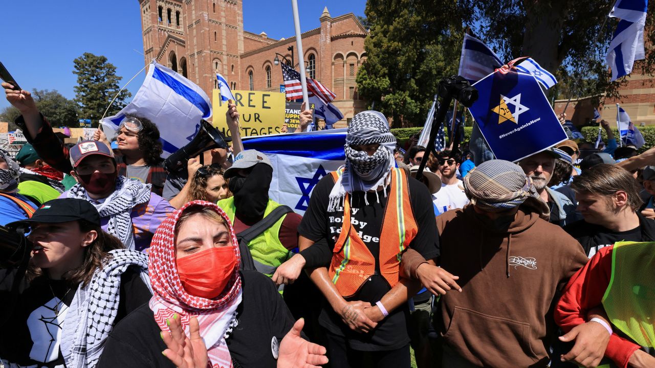 Protesters in support of Palestinians in Gaza and pro-Israel counter-protesters demonstrate amid the ongoing conflict between Israel and the Palestinian Islamist group Hamas, at the University of California Los Angeles (UCLA) in Los Angeles, California, U.S. April 28, 2024.