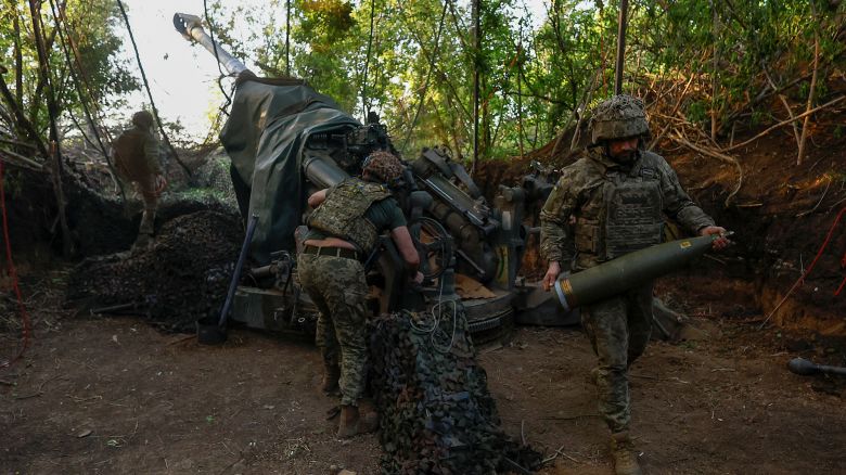 Ukrainian servicemen of the 148th Separate Artillery Brigade of the Ukrainian Air Assault Forces, prepare a M777 howitzer before fire toward Russian troops near a front line, amid Russia’s attack on Ukraine, in Donetsk region, Ukraine May 1, 2024. REUTERS/Valentyn Ogirenko
