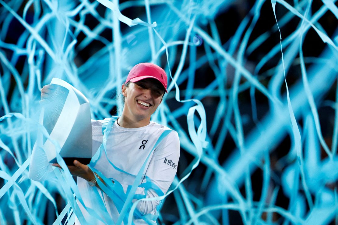 ?wi?tek celebrates winning the Madrid Open after defeating Aryna Sabalenka.