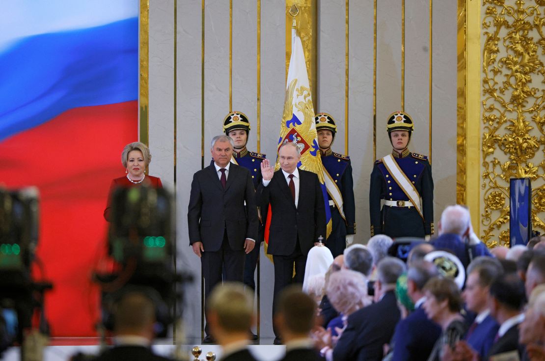 Путин тангараг өргөх ёслолынхоо үеэр даллаж байна.