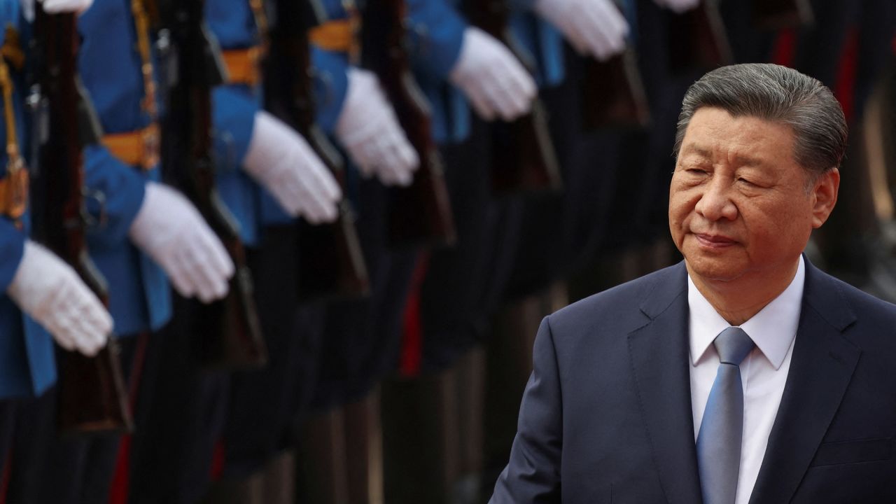 Chinese leader Xi Jinping inspects the honor guard at the Palace of Serbia during a welcome ceremony for his two-day state visit in Belgrade last week.