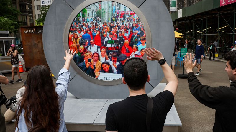 Интерактивна арт инсталация позволява на нюйоркчани да общуват с хора на 3000 мили разстояние
